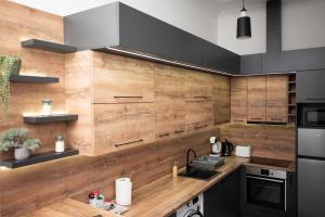 eine Küche mit Holzwänden und einer Holzoberfläche in der Unterkunft Apartment Primula in Subotica