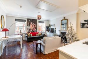 倫敦的住宿－1BR Chic Covent Garden Retreat，客厅里放着圣诞树