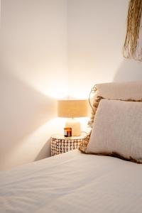 Łóżko lub łóżka w pokoju w obiekcie Touch My Heart Malaga City center apartment BY NAMASTE ELITE