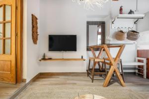 Telewizja i/lub zestaw kina domowego w obiekcie Touch My Heart Malaga City center apartment BY NAMASTE ELITE