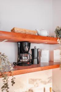 Zestaw do parzenia kawy i herbaty w obiekcie Touch My Heart Malaga City center apartment BY NAMASTE ELITE
