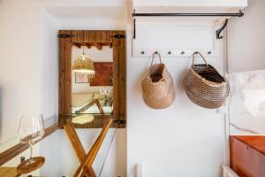 Pokój z lustrem i koszami na drzwiach w obiekcie Touch My Heart Malaga City center apartment BY NAMASTE ELITE w Maladze
