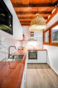 Kuchnia lub aneks kuchenny w obiekcie Touch My Heart Malaga City center apartment BY NAMASTE ELITE