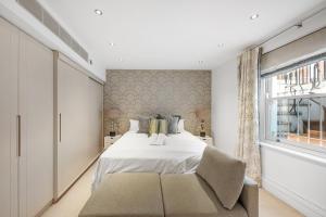 - une chambre avec un lit, une chaise et une fenêtre dans l'établissement Casa Italia near Sloane Square - AC all Bedrooms, à Londres