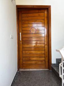 una puerta de madera con una pegatina en ella en Kamz Homestay Chandigarh 35 en Chandigarh