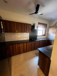 Dapur atau dapur kecil di Kamz Homestay Chandigarh 35