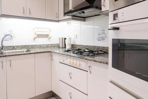 Kuchyň nebo kuchyňský kout v ubytování Stay U-nique Apartments Sagrada Familia II