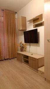 een woonkamer met een bureau en een televisie. bij Zen Studio in Roşu