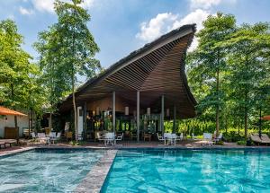 una piscina con una casa con techo en Villa R331 Forest Flamingo Dai Lai Resort, en Phúc Yên