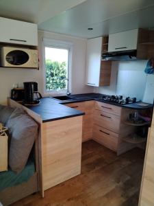 Кухня или мини-кухня в Bungalow tout confort camping siblu les charmettes
