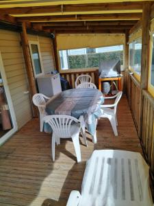 Балкон или терраса в Bungalow tout confort camping siblu les charmettes