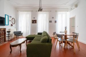 salon z zieloną kanapą i stołem w obiekcie Coeur Camas, 10 mins du Vieux-Port w Marsylii