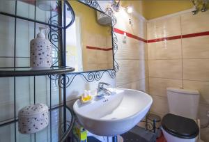 A bathroom at Yiannas Studio