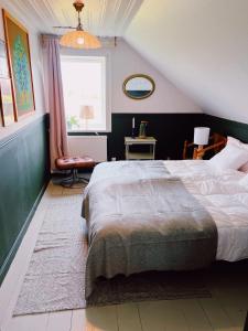 Un dormitorio con una cama grande y una ventana en Skrea Backe Bo en Falkenberg
