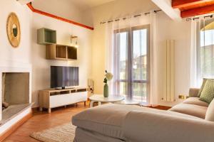 a living room with a couch and a tv at Su Trigu, primo piano in Bari Sardo