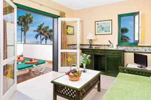 Foto dalla galleria di Apartment with pool view, next to the Castillo Beach, Caleta de Fuste a Caleta De Fuste