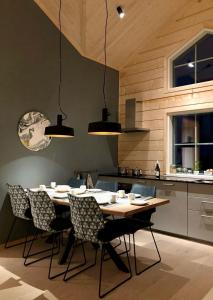 a dining room with a table and chairs in a kitchen at Arctic Home Experience in Äkäslompolo