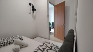Postel nebo postele na pokoji v ubytování The Grand SS15 Sunway 4Pax 2BRs City View - Free WiFi, Infinity Pool & Gym