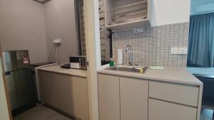 Kuchyň nebo kuchyňský kout v ubytování The Grand SS15 Sunway 4Pax 2BRs City View - Free WiFi, Infinity Pool & Gym