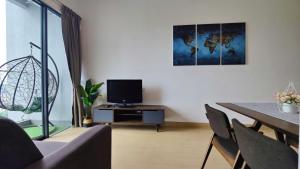 TV a/nebo společenská místnost v ubytování The Grand SS15 Sunway 4Pax 2BRs City View - Free WiFi, Infinity Pool & Gym