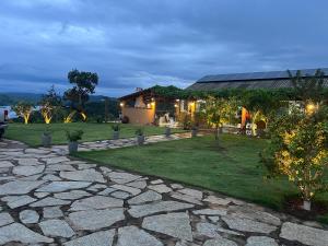 una casa con giardino e passerella in pietra di @RanchoNoLago - Casa de Campo no Lago Corumba IV a Alexânia