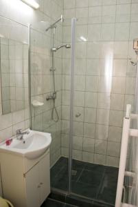 A bathroom at Hotel Perla