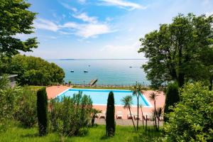uma piscina com vista para o oceano em Azzurro Apartment em Padenghe sul Garda