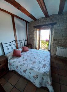 Ujué的住宿－Casa Rural Las Migas，一间带床的卧室,位于带窗户的房间内
