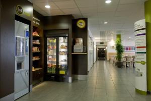 un couloir d'épicerie avec un conservateur d'épicerie dans l'établissement B&B HOTEL Paris Le Bourget, au Bourget