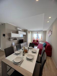 A seating area at Blue Moon - Via Parigi Apartments