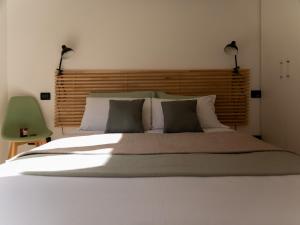 een slaapkamer met een groot wit bed met 2 lampen bij The Best Rent - Corso Buenos Aires Apartment in Milaan