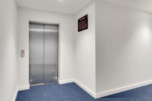 un ascensor en un edificio con un cartel en la pared en Smart 2 Bedroom Flat in the Heart of Birmingham, en Birmingham