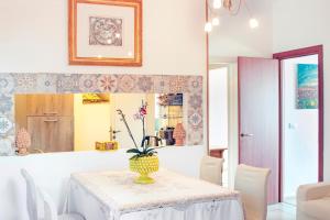 comedor con mesa y espejo en La Casa Gialla, en Taormina