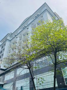 deux arbres devant un bâtiment dans l'établissement Bach Duong Hotel, à Hanoï