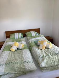 Łóżko lub łóżka w pokoju w obiekcie Wohnung Christania 3200 Unterbäch Wallis