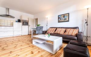 un soggiorno con un divano e un tavolo di Ferienwohnung in Heringsdorfer Villa Kajüte a Bansin