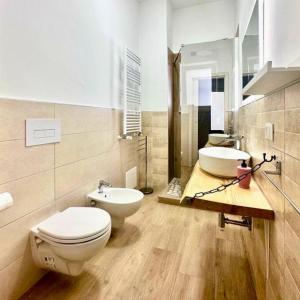 a bathroom with a toilet and a sink at Armonia Casa Vacanze Experience in Taranto