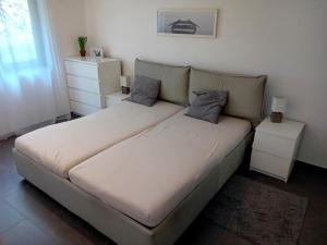 Un pat sau paturi într-o cameră la Schicke u. moderne FeWo zum Odenwald