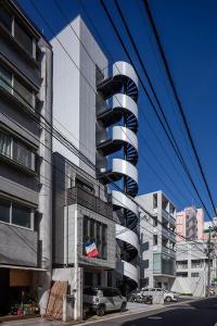 un edificio con una escultura a un lado en bHOTEL Komachi - Apt for 6ppl few mins walk to Peace Park, en Hiroshima