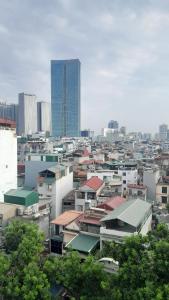 - une vue sur une ville avec des bâtiments et des arbres dans l'établissement Bach Duong Hotel, à Hanoï