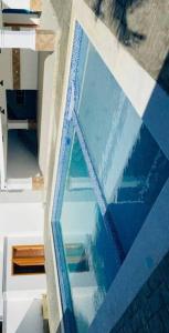 - une vue sur la piscine située dans un bâtiment dans l'établissement Luxury apartment and very quiet great area / Vacation Rental, à Santiago de los Caballeros