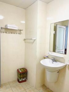La salle de bains est pourvue d'un lavabo et d'un miroir. dans l'établissement Bach Duong Hotel, à Hanoï