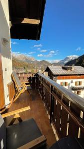 balcone con sedie e vista sulle montagne. di Appartamento Sandra - Molino a Falcade