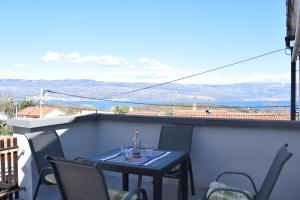 een tafel en stoelen op een balkon met uitzicht bij Holiday House Risika Seaview in Risika