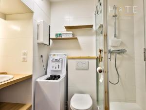 La petite salle de bains est pourvue de toilettes et d'un lavabo. dans l'établissement Appartement au pied de la plage, vue imprenable sur la mer, à Les Sables-dʼOlonne
