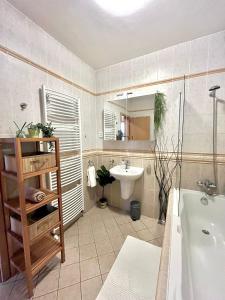 Un baño con bañera, lavabo e inodoro. en Apartment Tina - Old Town, AC, Free Private Parking, en Bratislava