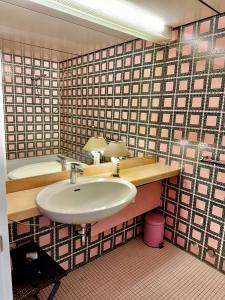 ein Bad mit einem Waschbecken und einem Spiegel in der Unterkunft Appartement mit traumhaftem Kieler Förde Blick in Kiel
