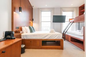 sypialnia z łóżkiem, biurkiem i łóżkiem piętrowym w obiekcie Templebar Rooms w Dublinie