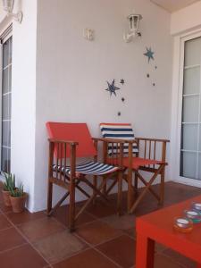 a room with a table and two chairs and a laptop at La Calita del Versalles in Faro de Cullera
