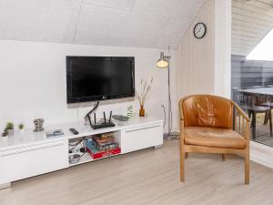 Et tv og/eller underholdning på 6 person holiday home in Thisted